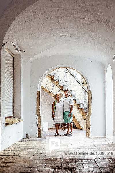 Älteres Touristenpaar in einem Dorf  El Roc de Sant Gaieta  Spanien