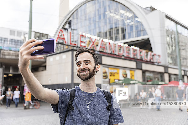 Mann nimmt sich selbst ein Smartphone  Berlin  Deutschland
