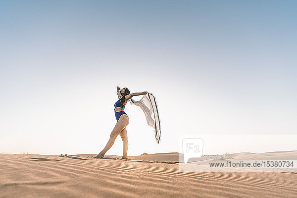 Schöne junge Frau im Badeanzug in der Wüste  Merzouga  Marokko