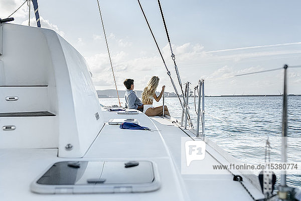 Junges Paar genießt einen Sommertag auf einem Segelboot