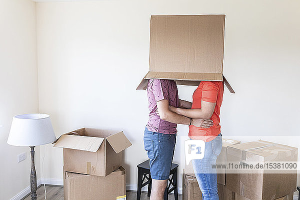 Ehepaar zieht in neues Zuhause ein und versteckt sich unter einem Karton