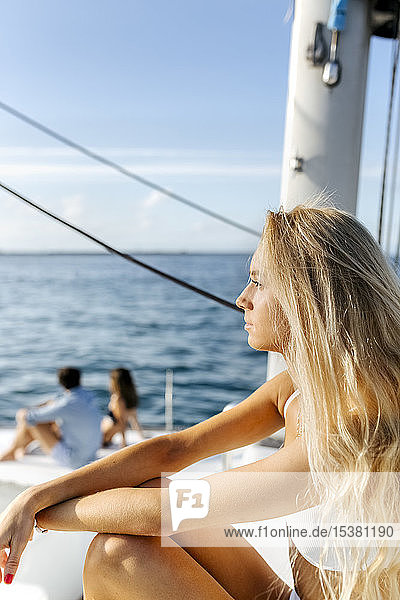Drei junge Freunde genießen einen Sommertag auf einem Segelboot