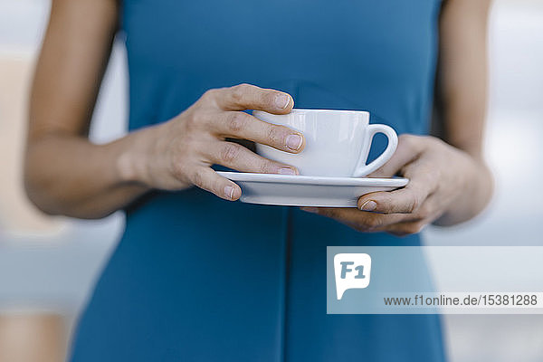 Geschäftsfrau mit Tasse Kaffee in der Hand  Mittelteil