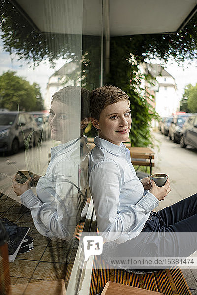 Porträt einer entspannten Geschäftsfrau in einem Cafe