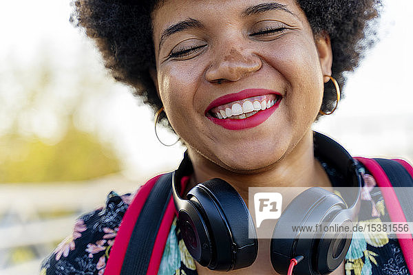 Lachende afro-amerikanische Frau mit Kopfhörern