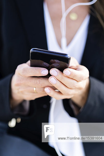Nahaufnahme einer Geschäftsfrau mit Smartphone