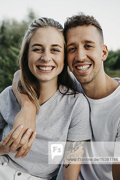 Porträt eines jungen lachenden Paares