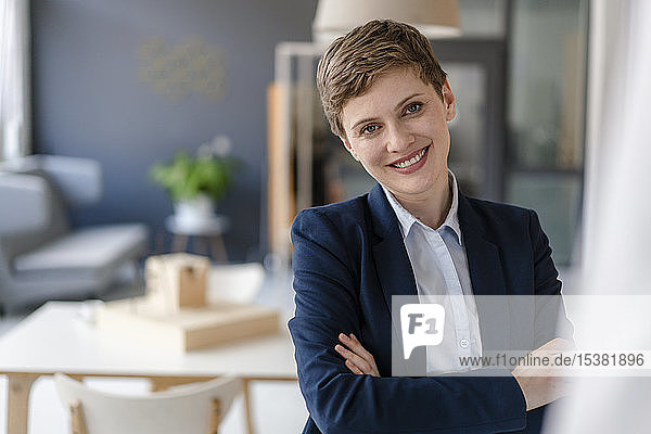 Porträt einer selbstbewussten Geschäftsfrau im Amt