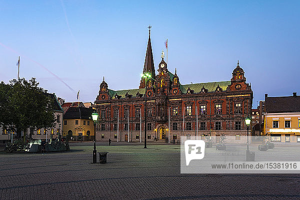 Beleuchtetes Rathaus gegen blauen Himmel in der Abenddämmerung in Malmö  Schweden