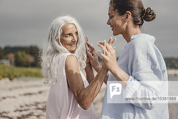 Mutter und Tochter verbringen einen Tag am Meer  tanzen am Strand