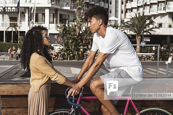 Cooles Paar mit Fahrrad in der Stadt