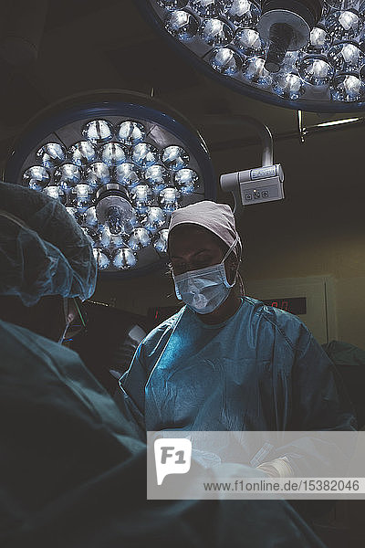 Chirurg und Krankenschwester während einer Operation