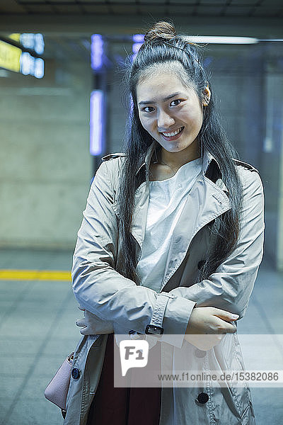 Porträt einer lächelnden jungen Frau in der U-Bahn-Station Ginza  Tokio  Japan
