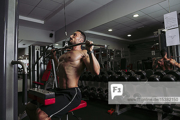 Training muskulöser Männer im Fitnessstudio