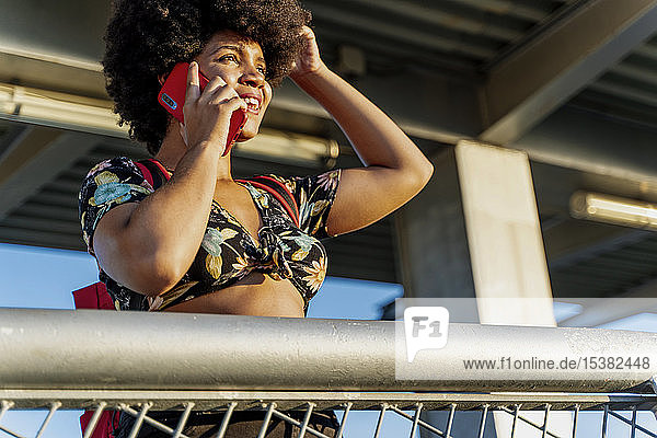 Afroamerikanische Frau benutzt Smartphone