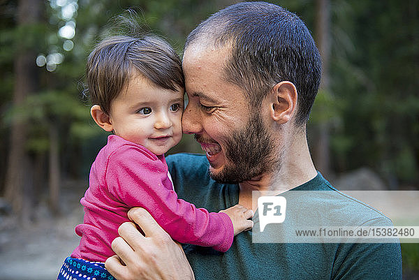 Porträt eines glücklichen Vaters mit kleiner Tochter  Yosemite National Park  Kalifornien  USA