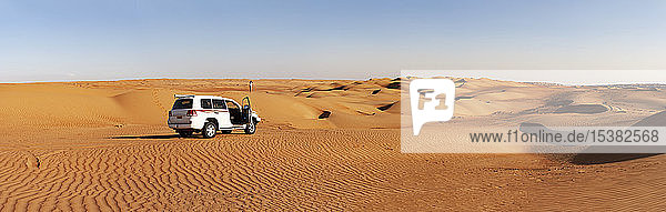 Mann mit Geländewagen  fotografiert in der Wüste  Wahiba Sands  Oman