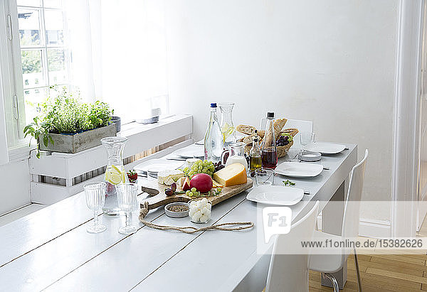 Gedeckter Tisch mit Obst  Käse und Brot