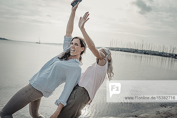 Mutter und Tochter verbringen einen Tag am Meer  tanzen  hören Musik