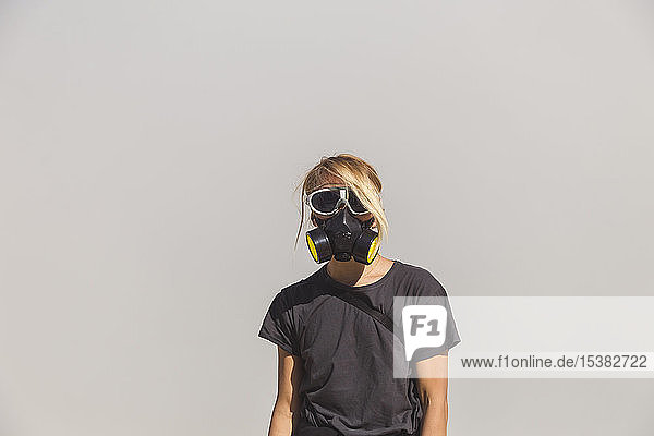 Junge Frau mit Espirator-Maske am Vulkan Ijen  Java  Indonesien