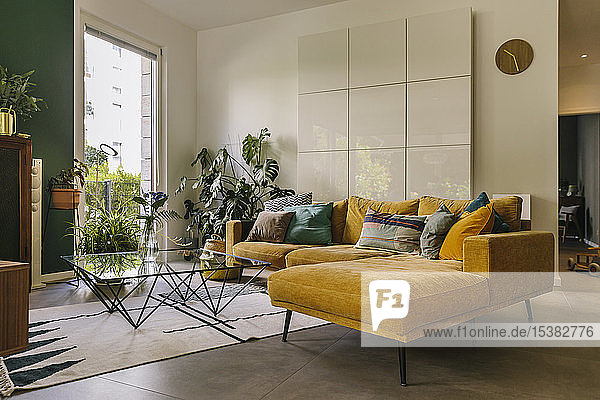 Innenaufnahme einer Couch im Hygge- oder Scandi-Stil im Wohnzimmer  Köln  Deutschland