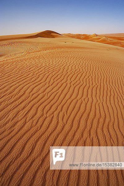Sultanat Oman Wahiba Sands geriffelte Dünen in der Wüste