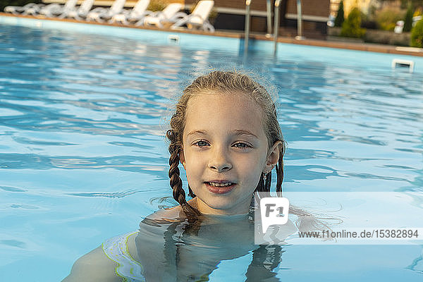 Porträt eines im Schwimmbad schwimmenden Mädchens