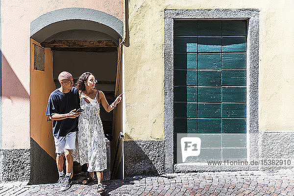 Junges Paar erkundet die Stadt  Lecco  Italien