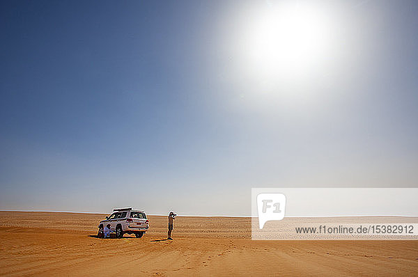 Mann mit Geländewagen  fotografiert in der Wüste  Wahiba Sands  Oman