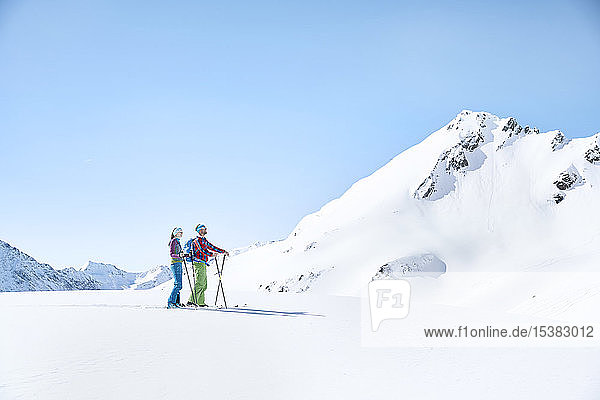 Ein Paar Skitourengeher bei einer Pause in den Bergen  Kühtai  Tirol  Österreich