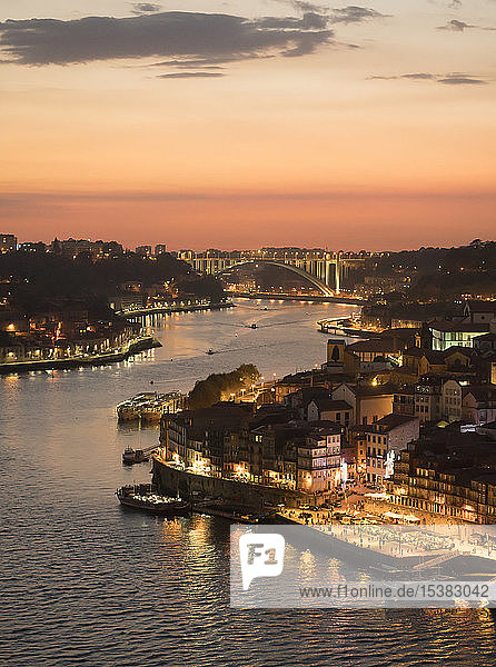 Panoramablick auf Porto bei Sonnenuntergang  Portugal