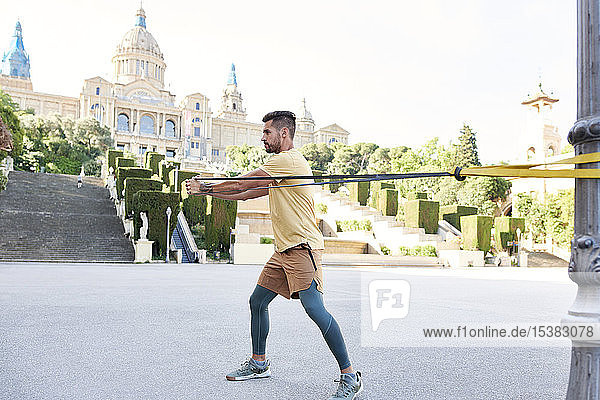Mann macht Fitnesstraining im Freien in der Stadt
