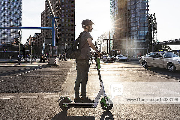 Mann mit E-Scooter in Berlin  Deutschland