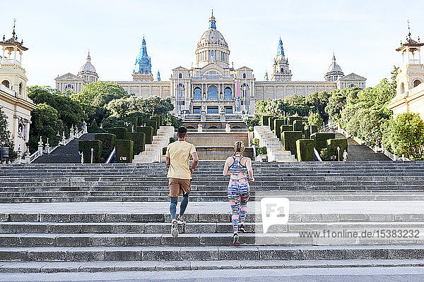 Mann und Frau rennen auf einer Treppe im Palau Nacional  Barcelona  Spanien