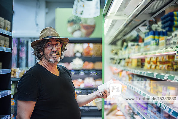 Porträt eines älteren Mannes beim Lebensmitteleinkauf in einem Supermarkt
