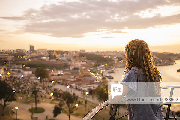 Frau beobachtet Panoramablick auf Porto bei Sonnenuntergang  Portugal