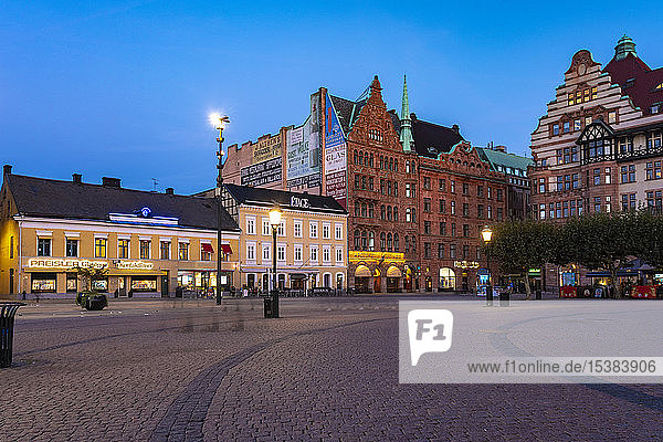 Gebäude auf dem Stadtplatz gegen den klaren blauen Himmel in der Abenddämmerung in Malmö  Schweden