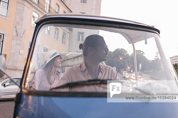 Tuk tuk Fahrer  der einem Touristen eine Tour durch die Stadt anbietet  Lissabon  Portugal