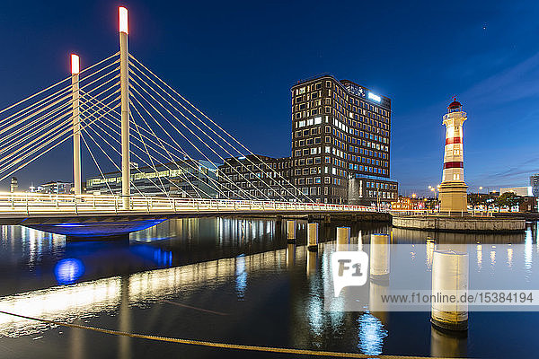 Beleuchtete Brücke über den Fluss gegen den Himmel in Malmö Schweden