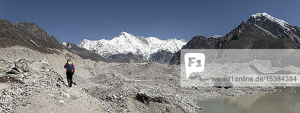 Junge Frau wandert im Sagarmatha-Nationalpark  Everest-Basislager-Trek  Nepal