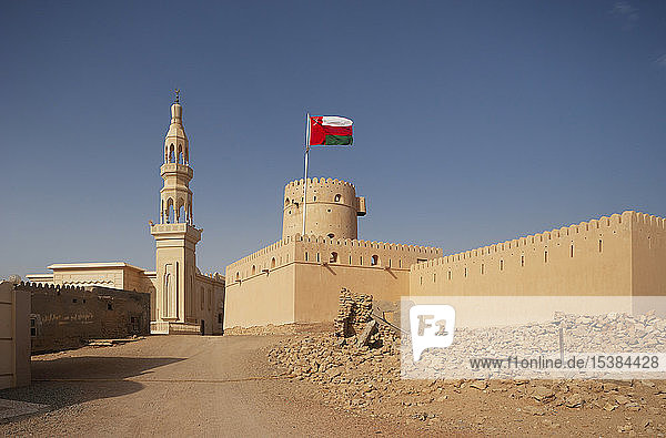 Sultanat Oman Ras al Hadd Burg Ras al Hadd mit omanischer Flagge und Minarett