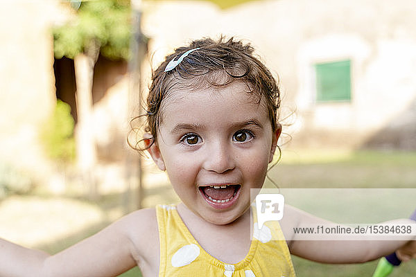 Porträt eines glücklichen kleinen Mädchens im Sommer im Freien
