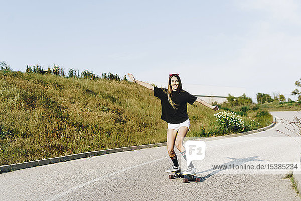 Spanien  glückliche Teenagerin auf Skateboard