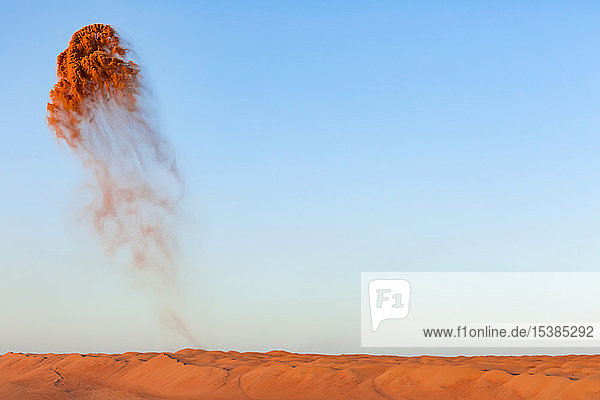 Oman Wahiba Sands Sand in die Luft werfen
