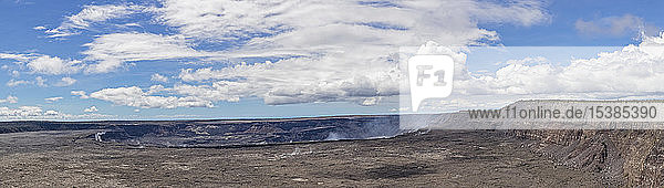USA  Hawaii  Big Island  Volcanoes National Park  Kilauea volcanic crater