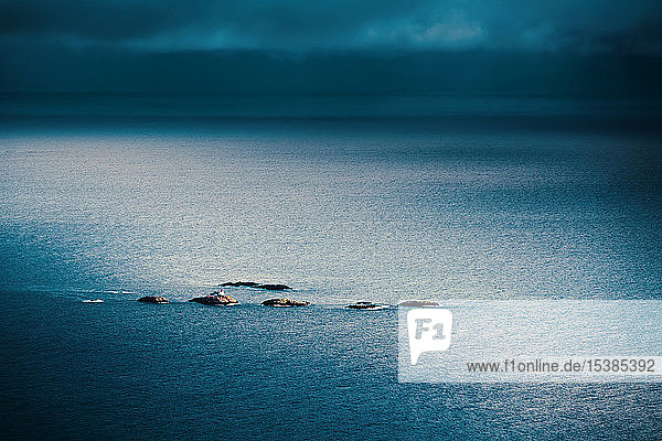 Norwegen  Lofoten-Inseln  Henningsvaer  Blick auf Inseln