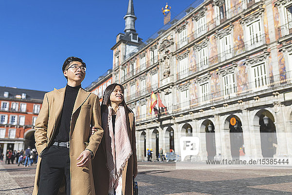 Spanien  Madrid  junges Paar erkundet die Stadt