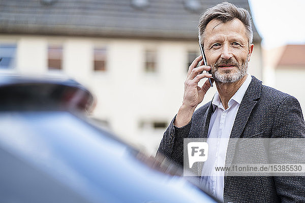 Porträt eines reifen Geschäftsmannes am Telefon