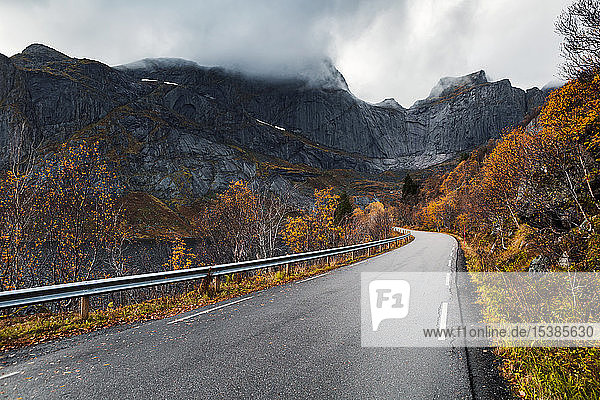 Norwegen Lofoten-Inseln leere Strasse umgeben von einer Felswand