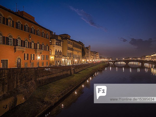 Italien  Toskana  Florenz  Fluss Arno  Blick von Ponte alla Carraia bei Nacht